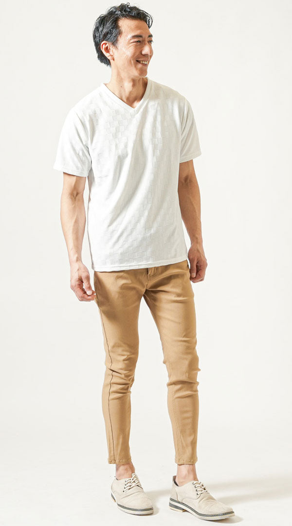 白半袖VネックTシャツ　ベージュチノパンツ　グレーシューズ　メンズ コーデ 40代 50代 男性 人気 夏 に合う おすすめ 着こなし おしゃれ かっこいい