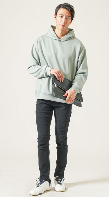 黒ズボン・パンツに合うパーカーとのバランスを考えた冬におすすめの黒のズボンのメンズコーデ例