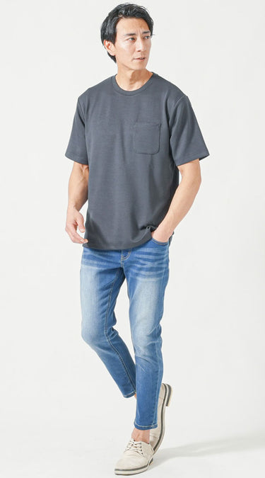大人の男性にふさわしい自然なカッコ良さがあるグレーのTシャツ×パンツコーデ例