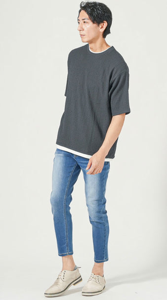 チャコールグレーの楊柳フェイクレイヤードTシャツとデニムを使った30代メンズコーデ