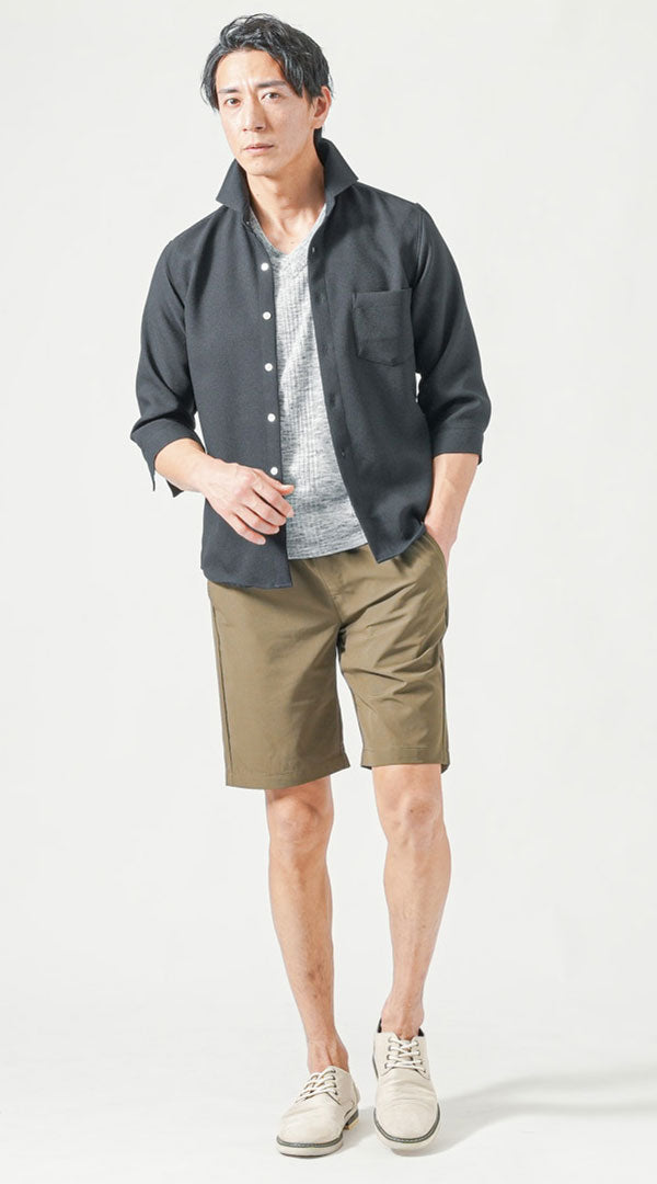 黒の7分袖シャツとカーキ短パンを合わせた夏のアウトドアコーデ