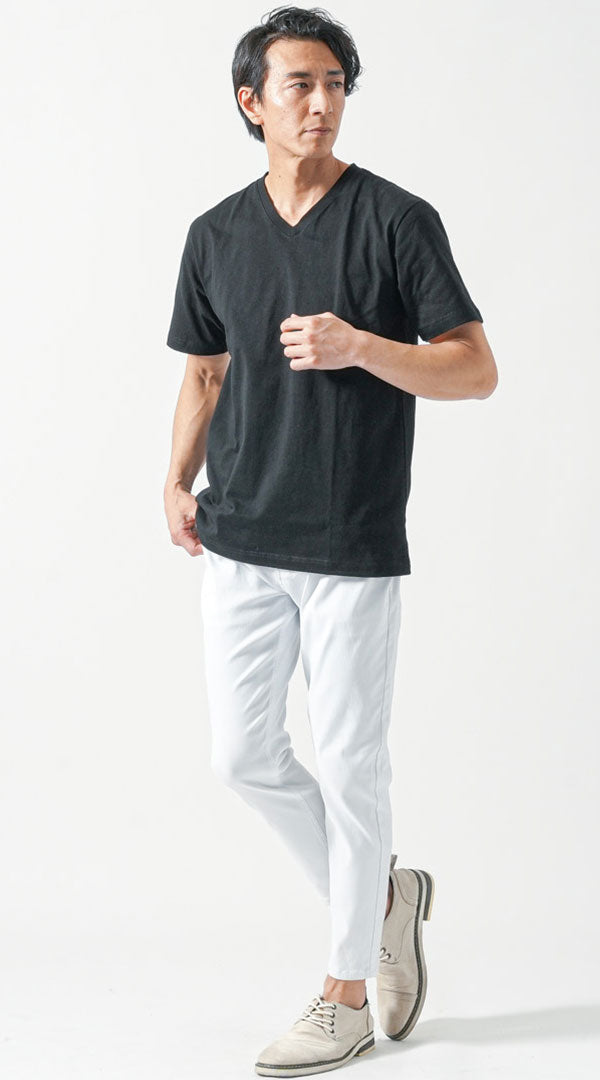 黒半袖VネックTシャツ　白スキニーテーパードアンクルチノパンツ　グレーシューズ　メンズ コーデ 40代 50代 男性 人気 夏 に合う おすすめ 着こなし おしゃれ かっこいい