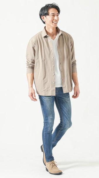 メンズの薄手長袖シャツを使った春コーデでベージュのシャツとデニムを合わせた爽やかな着こなし