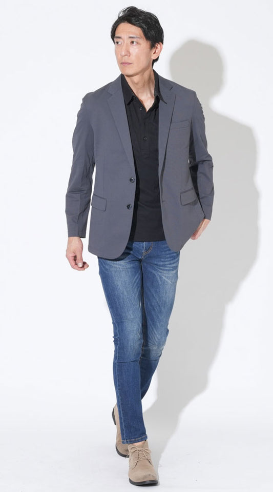 グレー長袖ストレッチテーラードジャケット　黒ドットデザインテレコ素材ポロシャツ　ネイビーテーパードストレッチデニムパンツ　ベージュブーツ　snp_qt0730