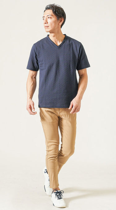 メンズにおすすめのベージュパンツ×ネイビーのコーデ例