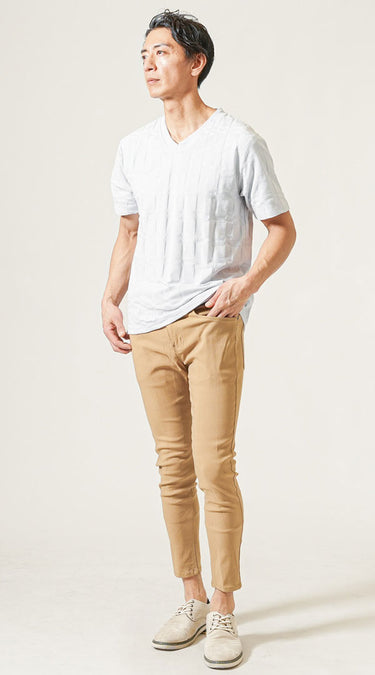 メンズにおすすめのベージュパンツ×グレーのコーデ例