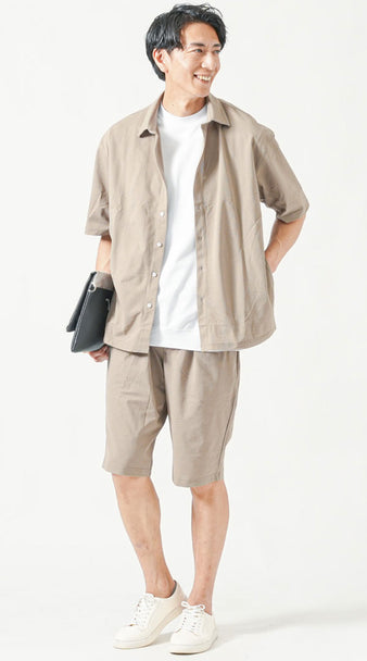 プールデートにおすすめのベージュ半袖シャツ×ハーフパンツのセットアップ夏コーデ メンズ