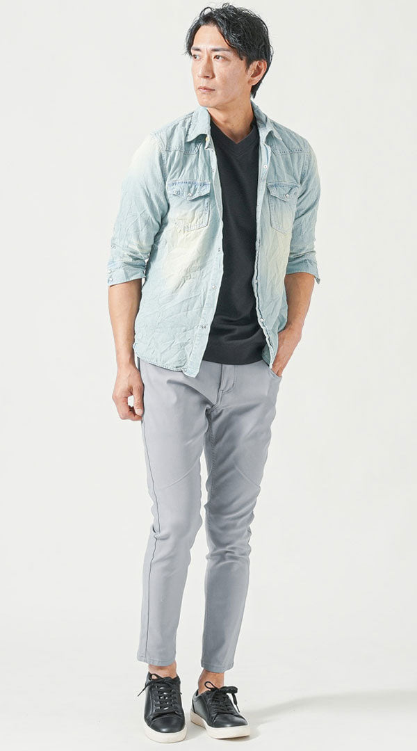 サックスブルー七分袖デニムシャツ　黒半袖VネックTシャツ　グレースキニーテーパードアンクルチノパンツ　黒スニーカー　snp_pt0060