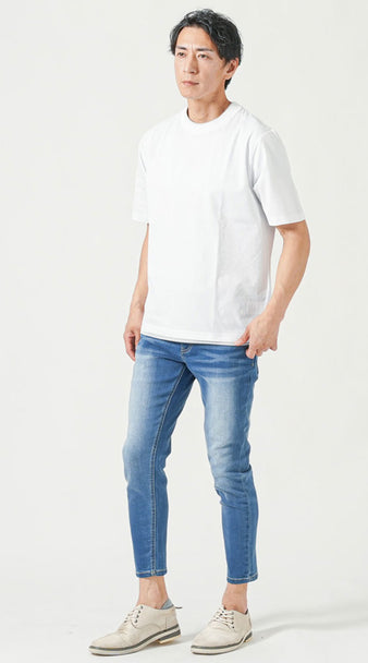 接触冷感シアサッカー素材の白半袖Tシャツとライトブルーデニムを合わせたメンズ夏コーディネート