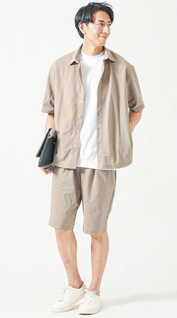 ベージュ半袖シャツ　白半袖クルーネックTシャツ　ベージュハーフパンツ　グレーシューズ　グレークラッチバッグ　snp_pr1139