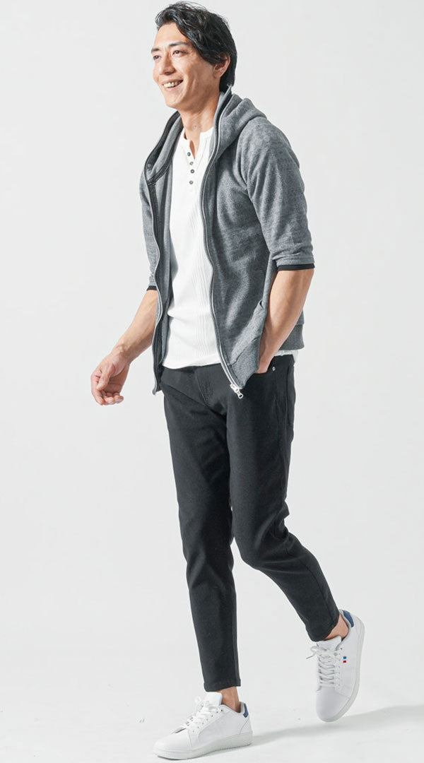 モノトーンにまとめた大人のアンクルパンツコーデ