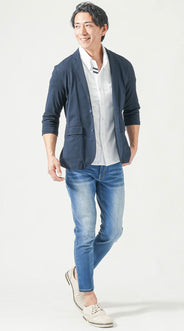 ネイビージャケット×白インナーコーディネート