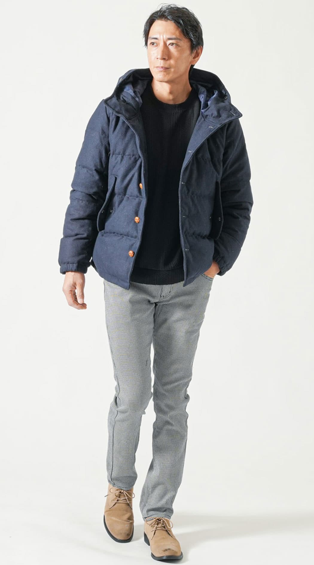 ネイビーダウンジャケット　黒長袖ニットソートレーナー　千鳥格子ストレッチデニムパンツ　ベージュブーツ　snp_qc0010