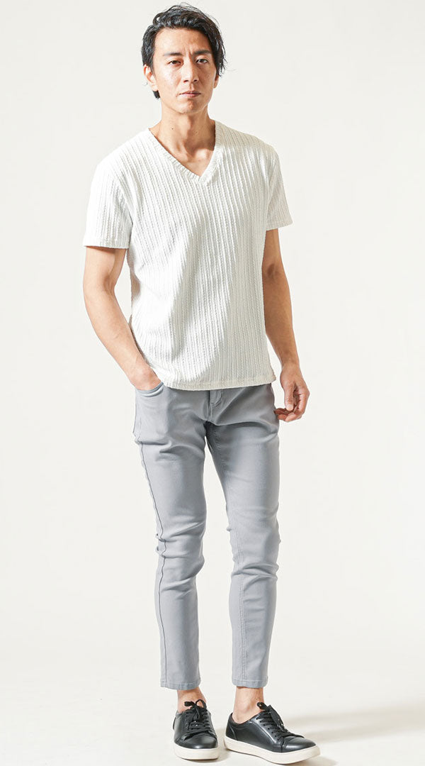 白のVネックTシャツとグレースキニーパンツを合わせた清潔感ある大人のメンズコーディネート