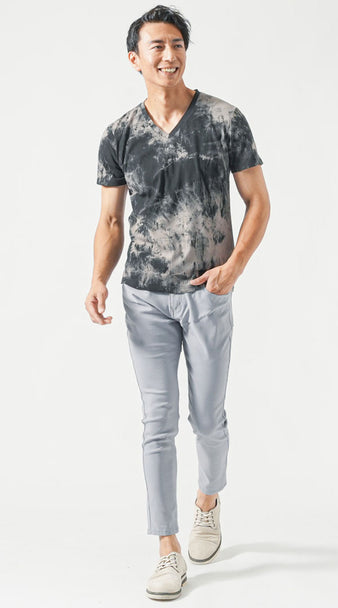 ムラ染めVネックTシャツとグレースラックスの涼しげコーデ
