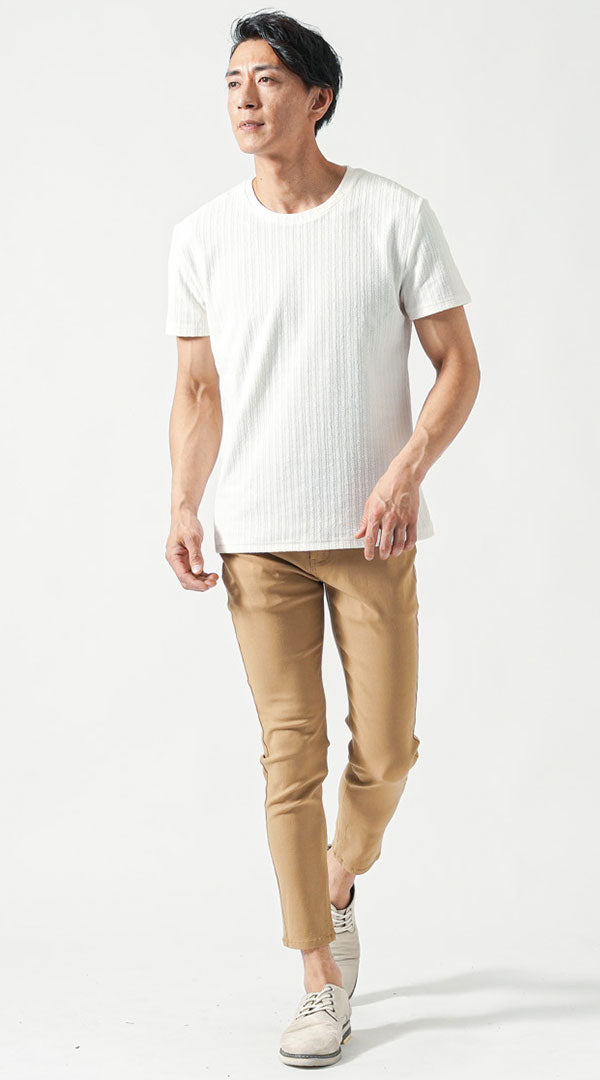 白クルーネックTシャツ　ベージュスキニーテーパードアンクルチノパンツ　グレーシューズ　メンズ コーデ 40代 50代 男性 人気 夏 に合う おすすめ 着こなし おしゃれ かっこいい