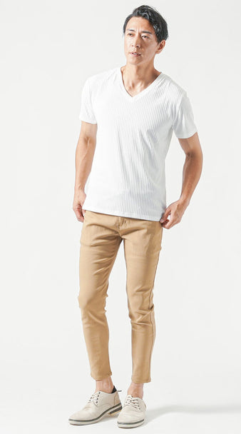 40代メンズにおすすめの白VネックTシャツとベージュパンツの夏フェスコーデ