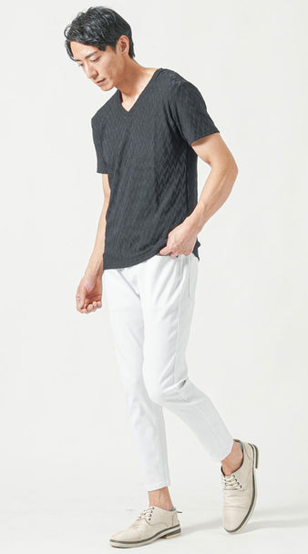 黒Tシャツと白パンツを合わせた50代男性の大人コーデ