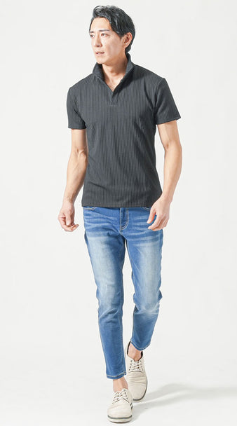 夏のデートに最適なメンズの黒スキッパーポロシャツとライトブルーデニムの清潔感あるコーディネート。台襟で顔まわりを引き締め、中年男性の体型と汗対策にも配慮したスタイル。