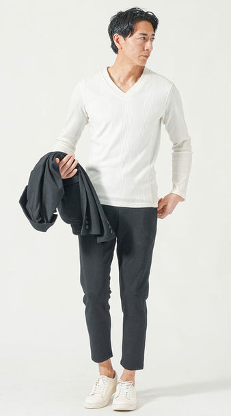 黒セットアップに白Vネック長袖Tシャツと白スニーカーを合わせた40代メンズコーデ