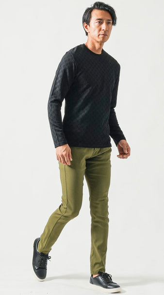 メンズにおすすめの黒のスリムフィット長袖Tシャツとカーキパンツのコーデ