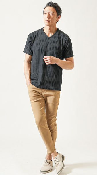 ベージュカラーのパンツを使ったコーデ