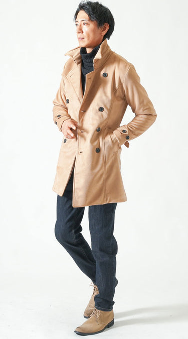 タートルネックと合わせたベージュアウターコーデ例