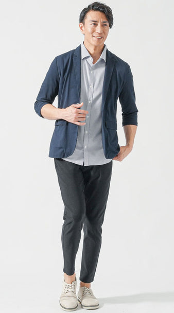 メンズのネイビージャケットとストライプシャツを合わせた春～初夏の細身シャツコーデ