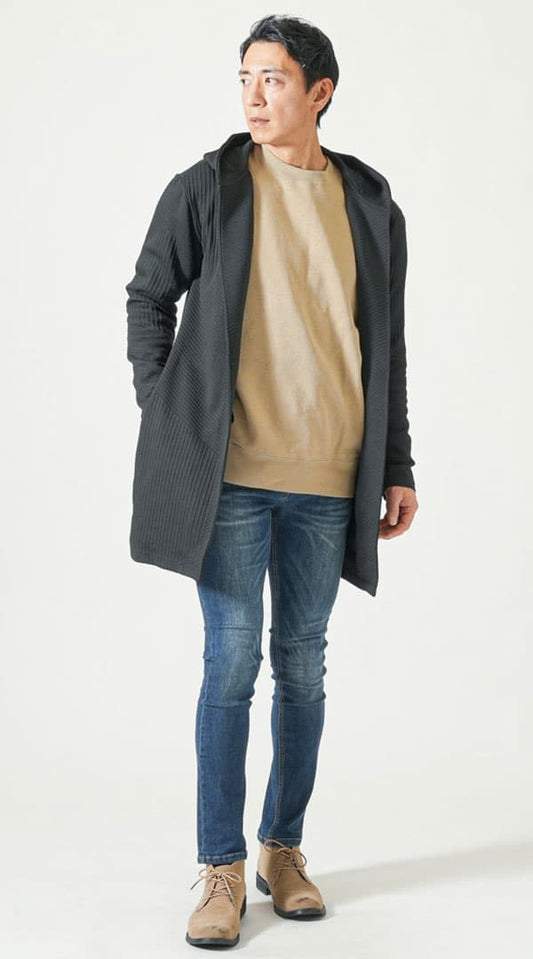 黒ボタンレスロングフーディガン　ベージュコットンゆったりトレーナー　白Vネック長袖Tシャツ　ネイビーテーパードストレッチデニムパンツ　ベージュブーツ　snp_qh0138