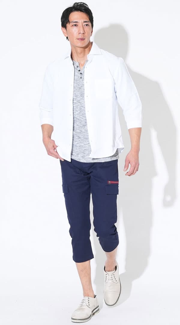 白接触冷感パナマ織り7分袖ホリゾンタルカラーシャツ　杢ブラックヘンリーネック半袖Ｔシャツ　ネイビーサイドジップストレッチスキニーチノカーゴクロップドパンツ　グレースエードシューズ　snp_qs0781