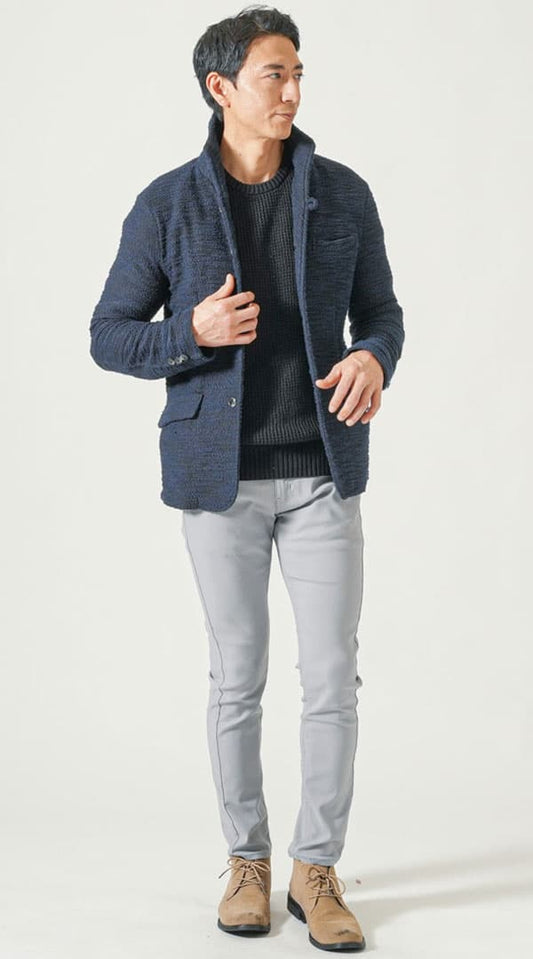 ネイビーイタリアンカラージャケット　黒クルーネックニット　グレースキニーカラーチノパンツ　ベージュブーツ　snp_qh0513