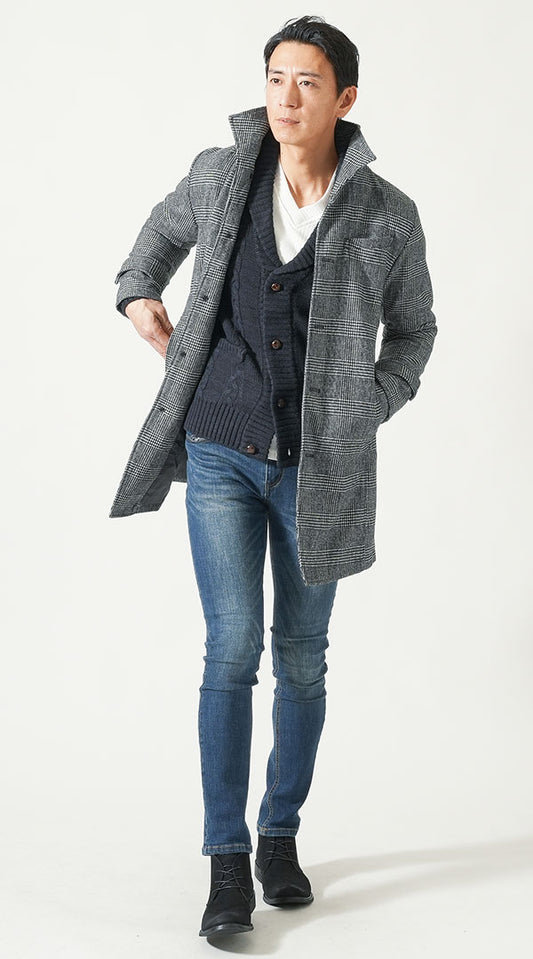 グレンチェックコート　ネイビーカーディガン　白VネックTシャツ　デニムパンツ　黒チャッカブーツ　snp_qg0432