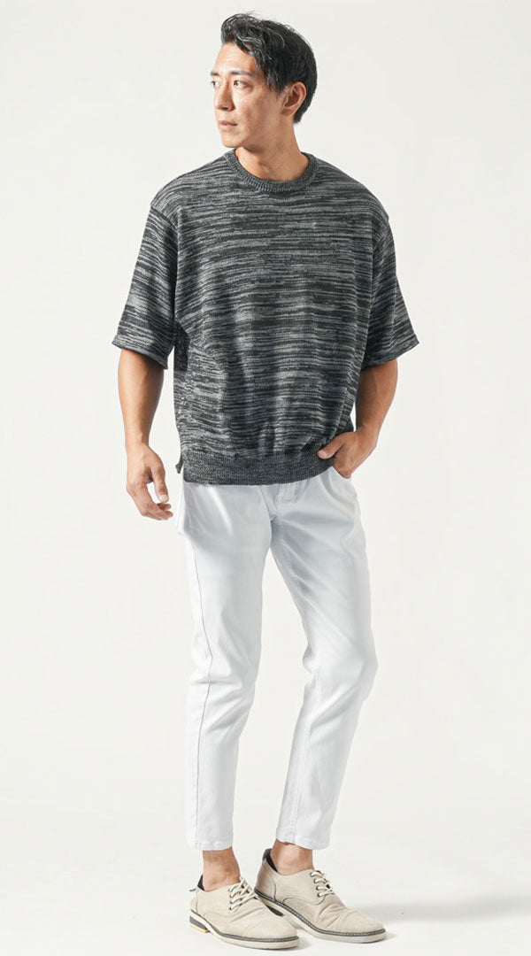 チャコールグレー半袖サニットTシャツ　白スキニーテーパードアンクルチノパンツ　グレーシューズ メンズ コーデ 40代 50代 男性 人気 夏 に合う おすすめ 着こなし おしゃれ かっこいい
