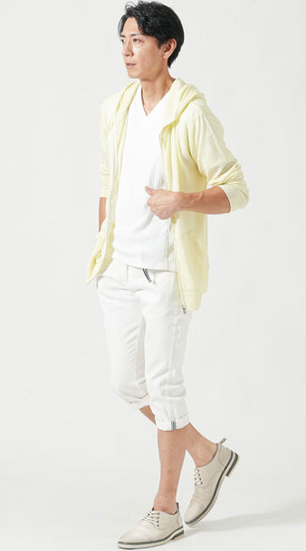 プールデートに似合うレモンイエローパーカーと白VネックTシャツ×白クロップドパンツの涼しげメンズ夏コーデ