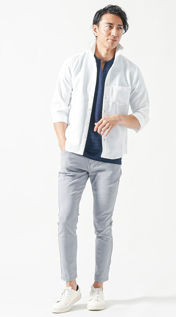 白シャツ・ネイビーインナー・グレーパンツの爽やかで知的なメンズ夏コーデ