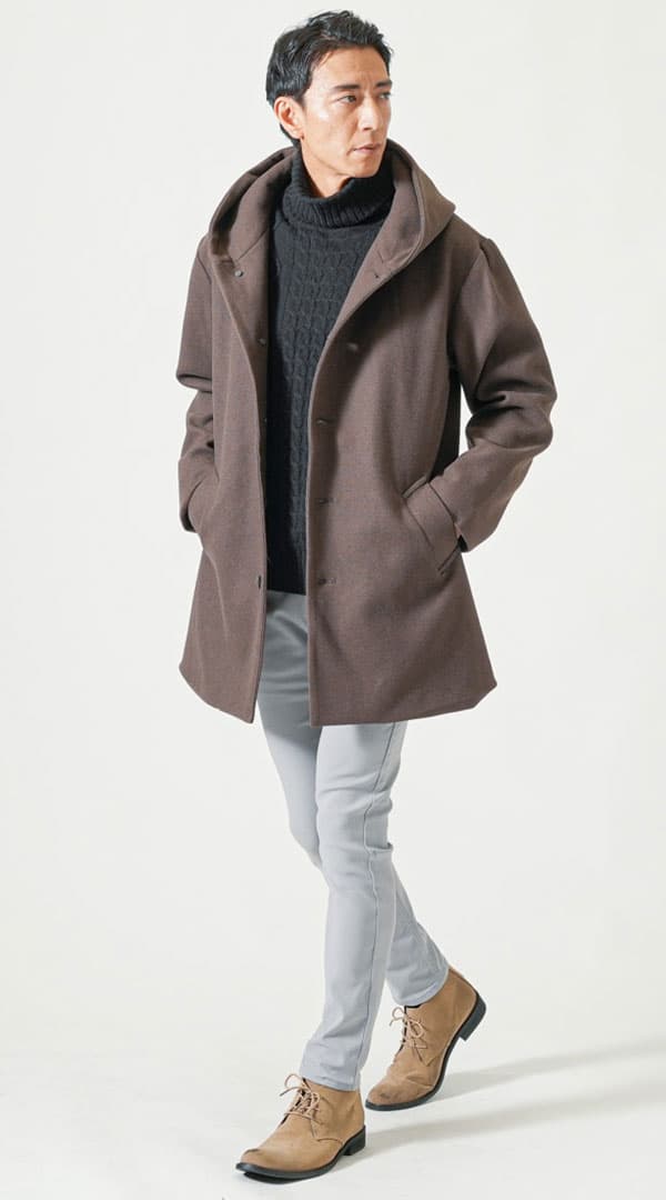ブラウンロングコート　黒アラン編みアクリルタートルネックニット グレーストレッチスキニーカラーチノパンツ　ベージュチャッカブーツ