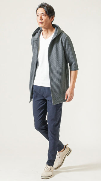 白Tシャツとグレーパーカーを合わせた春のネイビーパンツメンズコーデ
