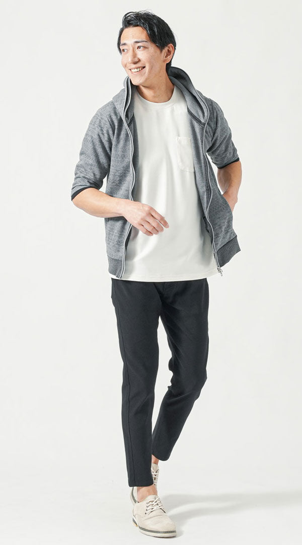 気温20〜23度に対応する半袖白Tシャツ×7分袖グレーパーカー×黒テーパードパンツのメンズ春レイヤードコーデ