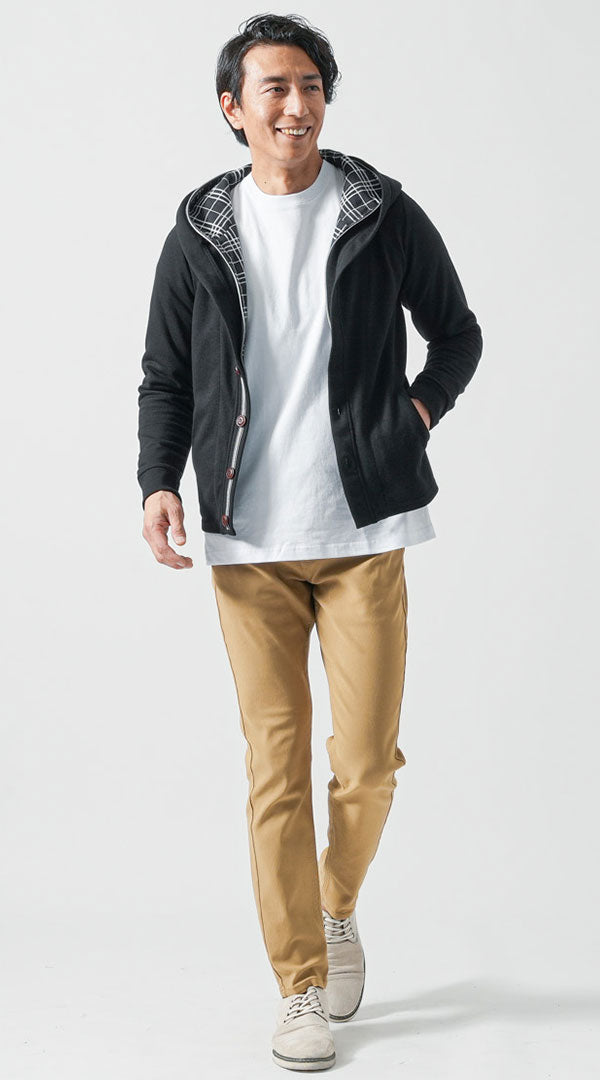 40代メンズにおすすめの黒パーカーとベージュパンツを使った引き締めスポーティーファッションコーデ