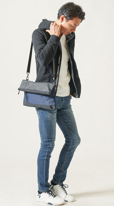 おしゃれに見える50代メンズのショルダーバックコーデ例