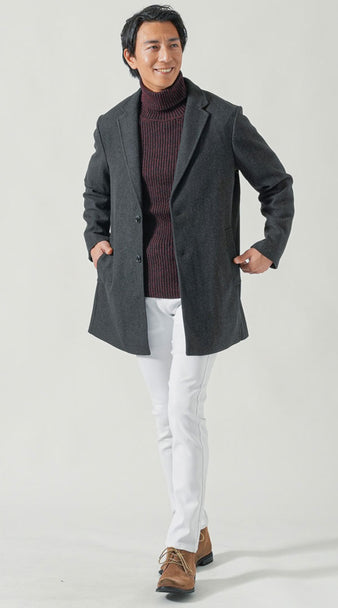 チャコールコートとボルドータートル、白パンツを組み合わせた冬の同窓会向け飲み会コーデ