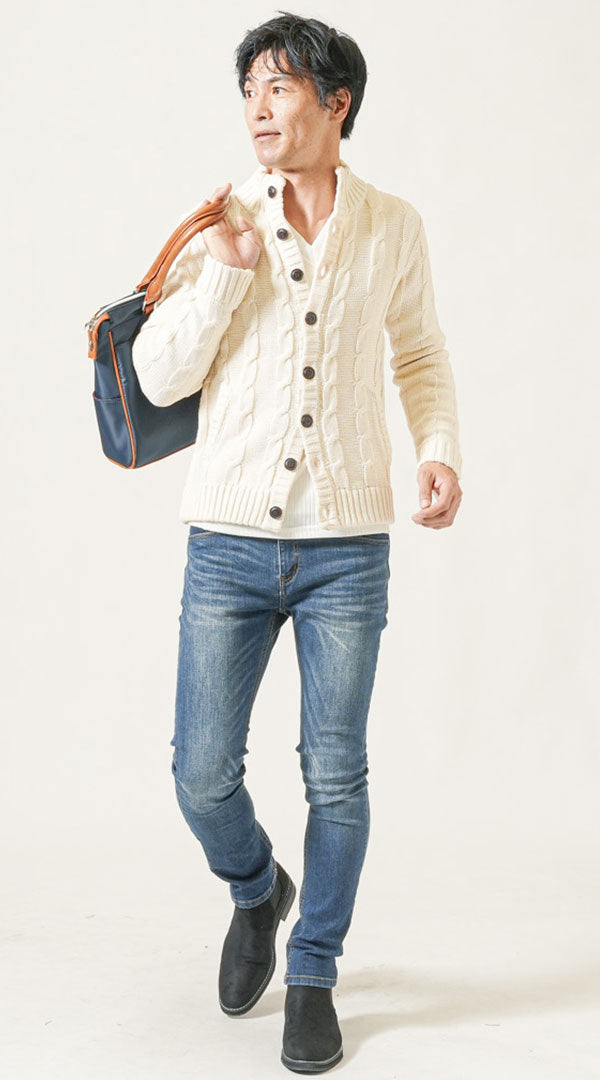 アイボリースタンドカラーニットアウター　白Vネック長袖Tシャツ　ネイビーデニムパンツ　メンズ コーデ 40代 50代 男性 人気 冬 に合う おすすめ 着こなし おしゃれ かっこいい