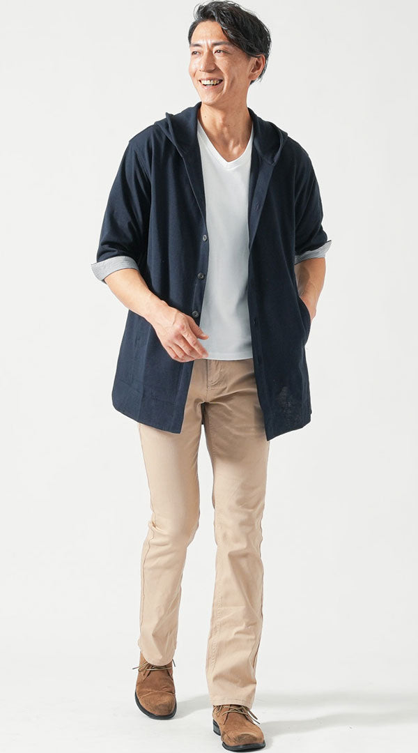 ネイビーの7分袖パーカーと白Tシャツ、ベージュパンツを合わせた大人のメンズ夏コーディネート