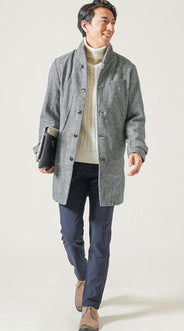 冬コートの中に着る明るい色を取り入れたインナーとのコーデ