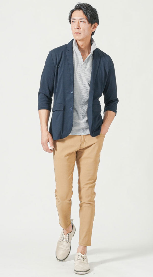 ネイビージャケットとベージュパンツで差し色を効かせた大人の上品カジュアルコーデ