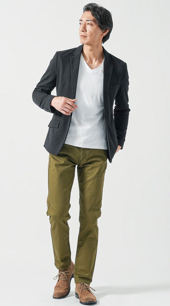 50代メンズ向け秋の流行りパンツコーデ・カーキテーパードパンツとジャケットで大人の落ち着きを演出した着こなし例