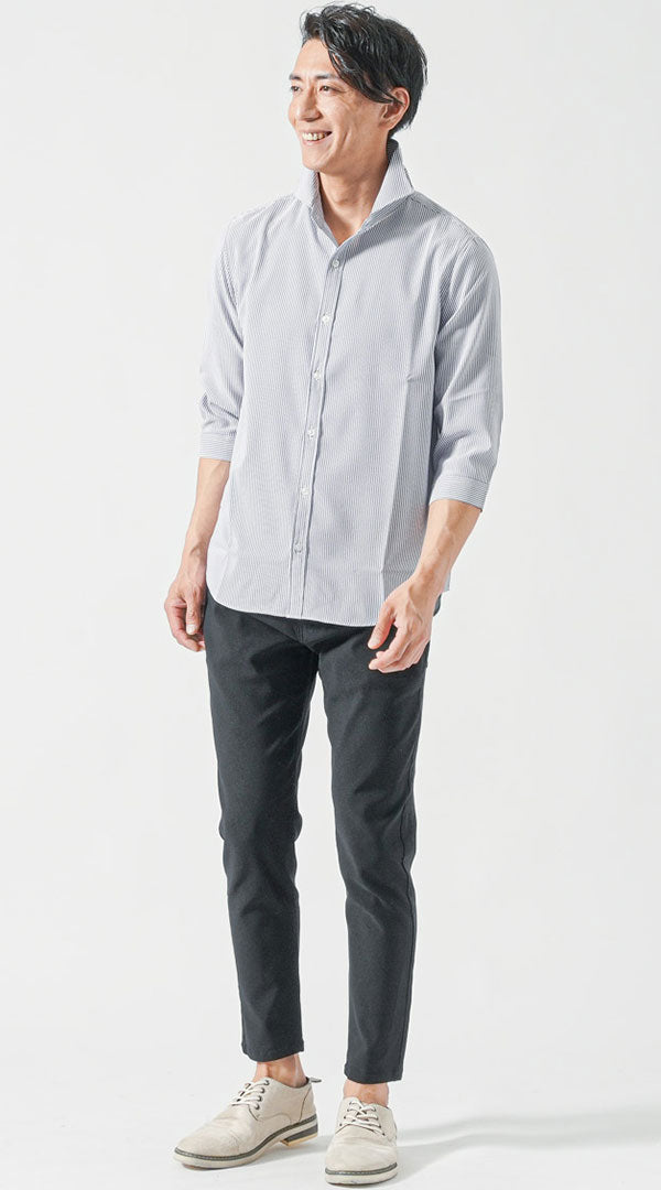 低身長男性に最適な七分袖シャツと細身パンツのコーディネート。手首を見せることで腕を長く、スタイル全体をスマートに見せる着こなし。