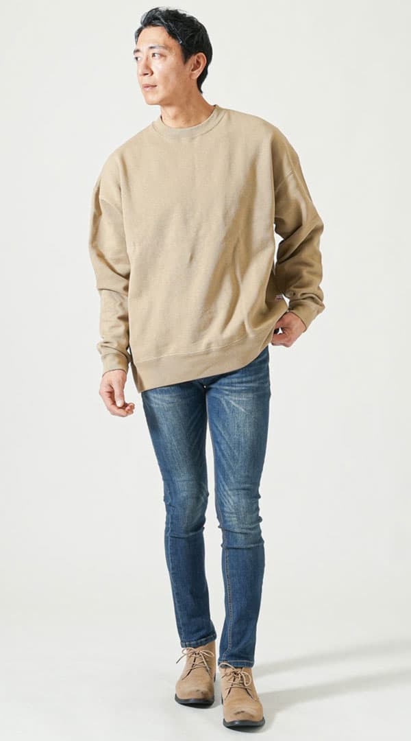 ベージュコットンゆったりトレーナー　白Vネック長袖Tシャツ　ネイビーテーパードストレッチデニムパンツ　ベージュブーツ　snp_qh0153
