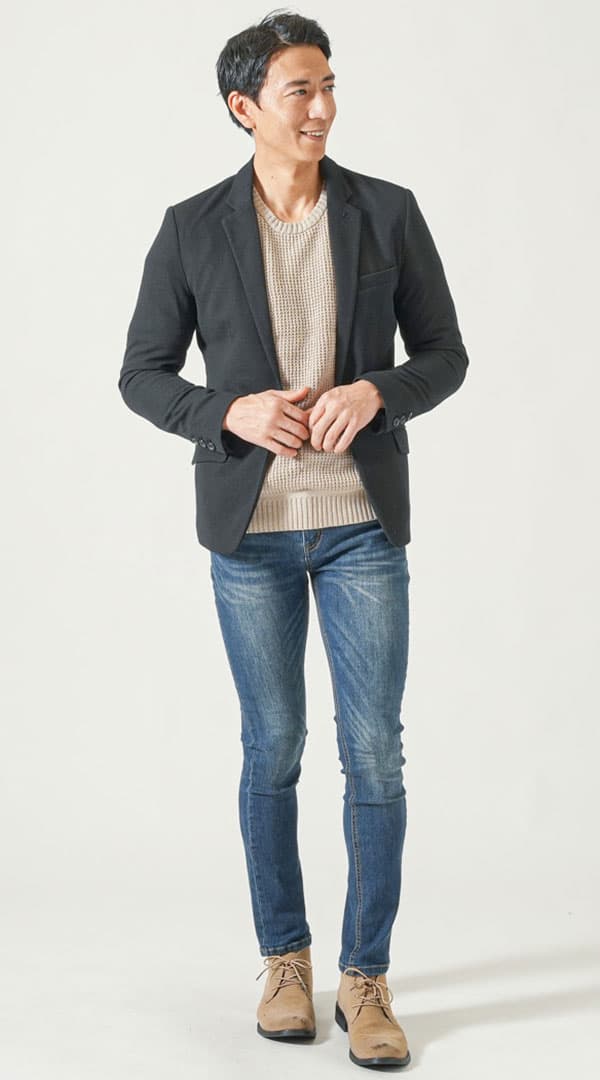 黒テーラードジャケット　ベージュクルーネックニット　ネイビーストレッチデニムパンツ　ベージュブーツ　snp_qh0170