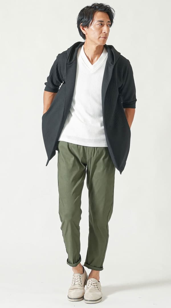 黒七分袖フーディガン　白半袖VネックTシャツ　カーキストレッチアンクルパンツ　グレーシューズ　snp_py1297
